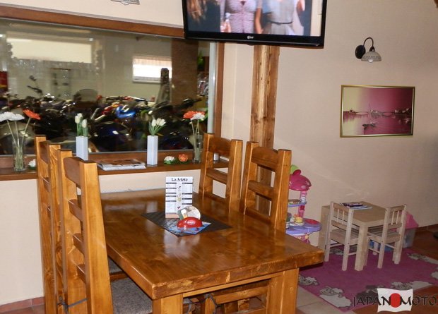 okno z pizzerie do predajne a detský kútik